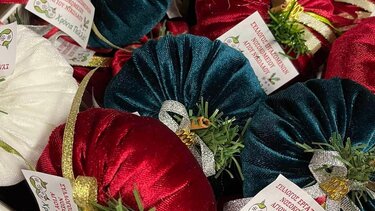 Μοίρασαν γούρια και ενίσχυσαν ένα Σύλλογο με σημαντικό έργο