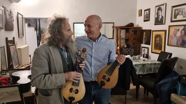 Καθηγητής του Πανεπιστημίου Κρήτης κατασκεύασε και δώρισε λύρες στον Ψαραντώνη!