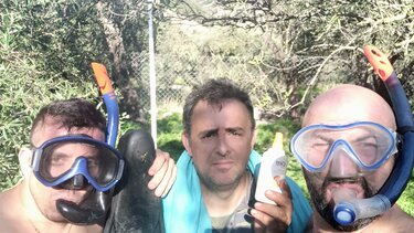 Ραβδίζουν τις ελιές με... μάσκα και βατραχοπέδιλα!