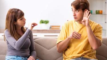 Μία διεθνής γλώσσα για τους κωφούς με την υπογραφή του ΕΛΜΕΠΑ!