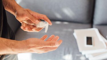 FT: Η Ε.Ε εξετάζει απαγόρευση της αιθανόλης στα απολυμαντικά χεριών – Φόβοι για καρκίνο