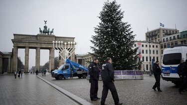 Βερολίνο: Ακτιβιστές έκοψαν την κορυφή του χριστουγεννιάτικου δέντρου