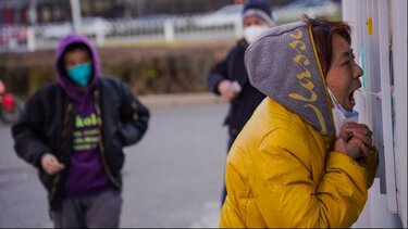 Οι κινεζικές αρχές ξεκινούν εκστρατεία για να πείσουν τους ακόμη διστακτικούς ηλικιωμένους να εμβολιαστούν