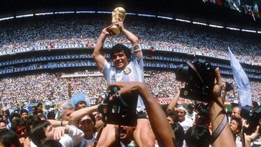 Aποφασίζει το δικαστήριο τη συνέχιση ή την ακύρωση της δίκης για το θάνατο Μαραντόνα