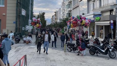 Τελευταία ψώνια και βόλτα πριν από το ρεβεγιόν