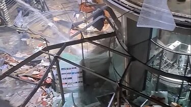 Εικόνες σοκ στη Γερμανία: Εξερράγη τεράστιο ενυδρείο σε ξενοδοχείο