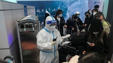 Βρετανία και Γαλλία δεν ενισχύουν τα μέτρα κατά του COVID για τους ταξιδιώτες από την Κίνα