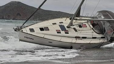 Ακυβέρνητο ιστιοφόρο προσάραξε σε παραλία