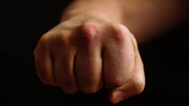 Έτρωγαν, έπιναν και ήρθαν στα χέρια!