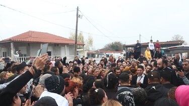 Θρήνος στην κηδεία του 16χρονου Κώστα: Με λουλούδια και τραγούδια ο αποχαιρετισμός