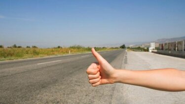 Έκανε οτοστόπ, την έβαλε στο αυτοκίνητο και τον ξάφρισε