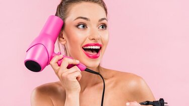 Γιατί πρέπει πάντα να βγάζετε από την πρίζα το πιστολάκι των μαλλιών