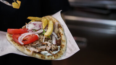 «Χρυσή» η χωριάτικη σαλάτα, πανάκριβος ο γύρος!