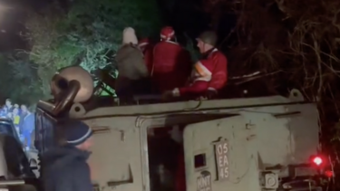 Μεθυσμένοι «Άγιοι Βασίληδες» οδήγησαν vintage τανκ σε χωριό προκαλώντας χάος