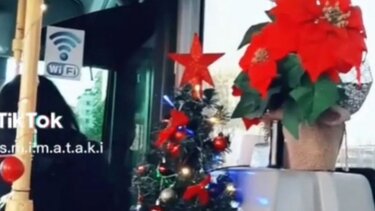 Στόλισε χριστουγεννιάτικο δέντρο στο αστικό λεωφορείο και έγινε viral!