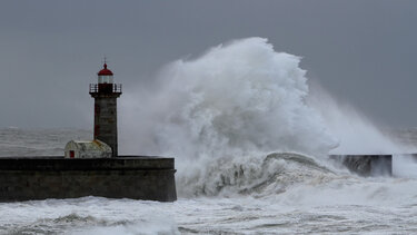 Βλάβες σε φάρους νησιών λόγω της κακοκαιρίας