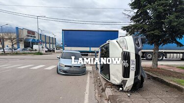 Περιπολικό τράκαρε με Ι.Χ και τούμπαρε!