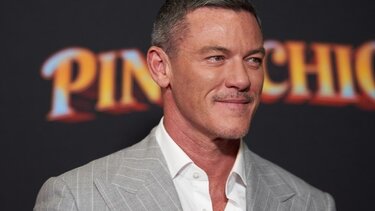 Ο Λουκ Έβανς θα παρουσιάσει εορταστικό αφιέρωμα στο BBC