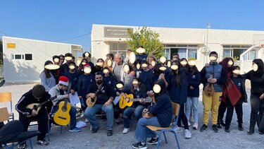 Ολοζώντανη ορχήστρα στην αυλή του σχολείου με ... "μαέστρο" τον Γιάννη Χαρούλη!