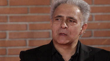 Χανίφ Κιουρέισι: Ο Βρετανός συγγραφέας νοσηλεύεται σοβαρά τραυματισμένος στα άκρα