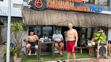 Η ελληνική σημαία κυματίζει στις μακρινές Φιλιππίνες - Η τολμηρή παρέα των Κρητικών!