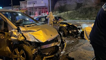 Σφοδρή σύγκρουση αυτοκινήτων στον Εσταυρωμένο - Βίντεο από το σημείο