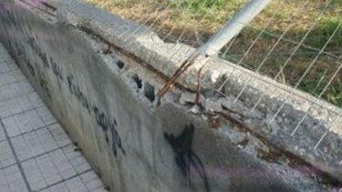 Οι σιδερένιες βέργες κίνδυνος για τους περαστικούς και τους μαθητές!