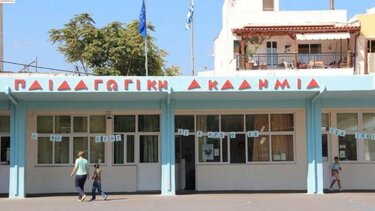 "Τρία χρόνια στα λυόμενα. Δήμαρχε… ευχαριστούμε!"