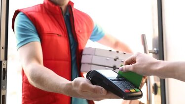 Ανησυχία στα ντελίβερι: Καταγγελίες για «παραθυράκια» στις εφαρμογές – Άλλος εμφανίζεται, άλλος χτυπά την πόρτα