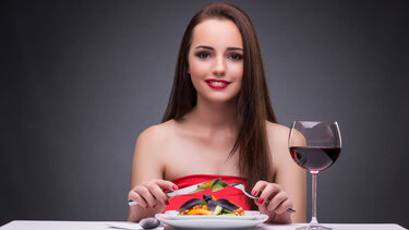 Ποια είναι η καλύτερη ώρα για να τρώμε το βραδινό μας