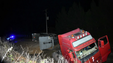 Γέμισε ο δρόμος σιτηρά μετά από ανατροπή φορτηγού