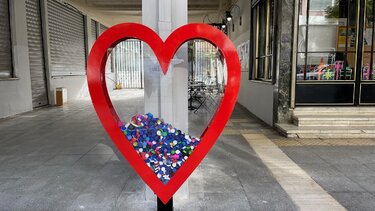 Γέμισε η πόλη ... κόκκινες καρδιές!