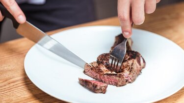 Πώς πετυχαίνουμε την πιο ζουμερή χοιρινή μπριζόλα;