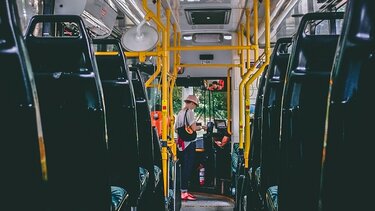 Λήστευαν μέσα στα αστικά λεωφορεία ή στη στάση