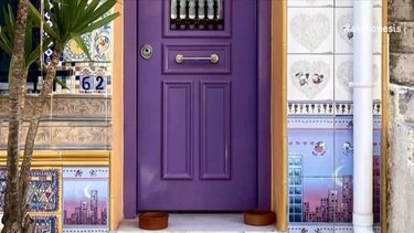 Γερμανός φωτογραφίζει τις παλιές πόρτες σπιτιών στην Αθήνα