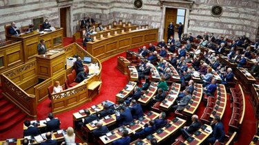 Πρόταση μομφής: Σε υψηλούς τόνους η συζήτηση στη Βουλή - Δείτε live