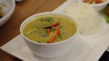 Σολομός κάρυ με γάλα καρύδας