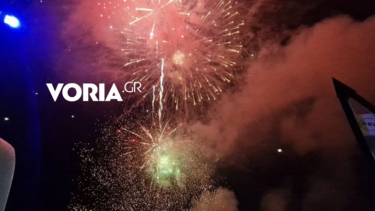 Με ένα φαντασμαγορικό σόου πυροτεχνημάτων υποδέχτηκε η Θεσσαλονίκη το 2023