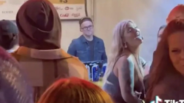 Mαλλιοτραβήχτηκαν για τη σειρά σε μαγαζί