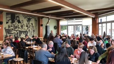 Το αδιαχώρητο στις ταβέρνες! Δεν υπήρχε τραπέζι ούτε για δείγμα!