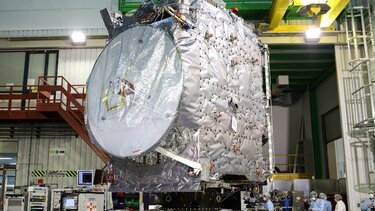 Το ευρωπαϊκό διαστημικό σκάφος JUICE έτοιμο να εξερευνήσει τα παγωμένα φεγγάρια του Δία