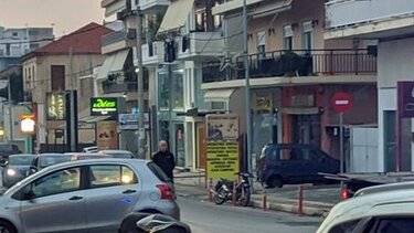 Αυτοκίνητο καρφώθηκε σε ταμπέλα!