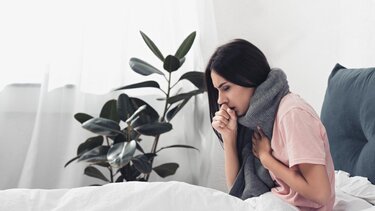 Βήχας: Γιατί επιμένει μετά από ίωση – Πόσο πρέπει να ανησυχούμε