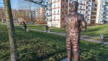 Έκλεψαν άγαλμα τραγουδιστή, μια ημέρα μετά την ανέγερσή του