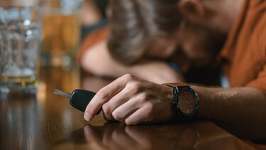 30χρονος σε κατάσταση μέθης ενοχλούσε πλήρωμα και επιβάτες