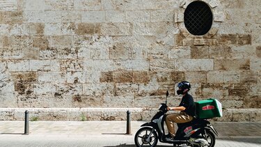 Καύσωνας στην Κρήτη: Έκτακτα μέτρα στον ιδιωτικό τομέα - Οι ώρες που δεν γίνονται εργασίες και delivery