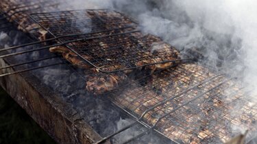 Τσικνοπέμπτη: Πότε θα τσικνήσουμε και πότε πέφτει η Καθαρά Δευτέρα