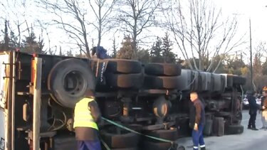 Καραμπόλα 6 ΙΧ και φορτηγού στη λ. Αθηνών στο Δαφνί