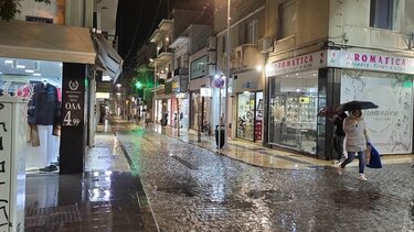 Χιονόνερο στο κέντρο του Ηρακλείου, χαλάζι στη Νεάπολη