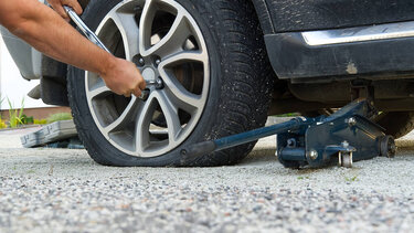 Καταστρέφονται τα λάστιχα των αυτοκινήτων τους, και διαμαρτύρονται